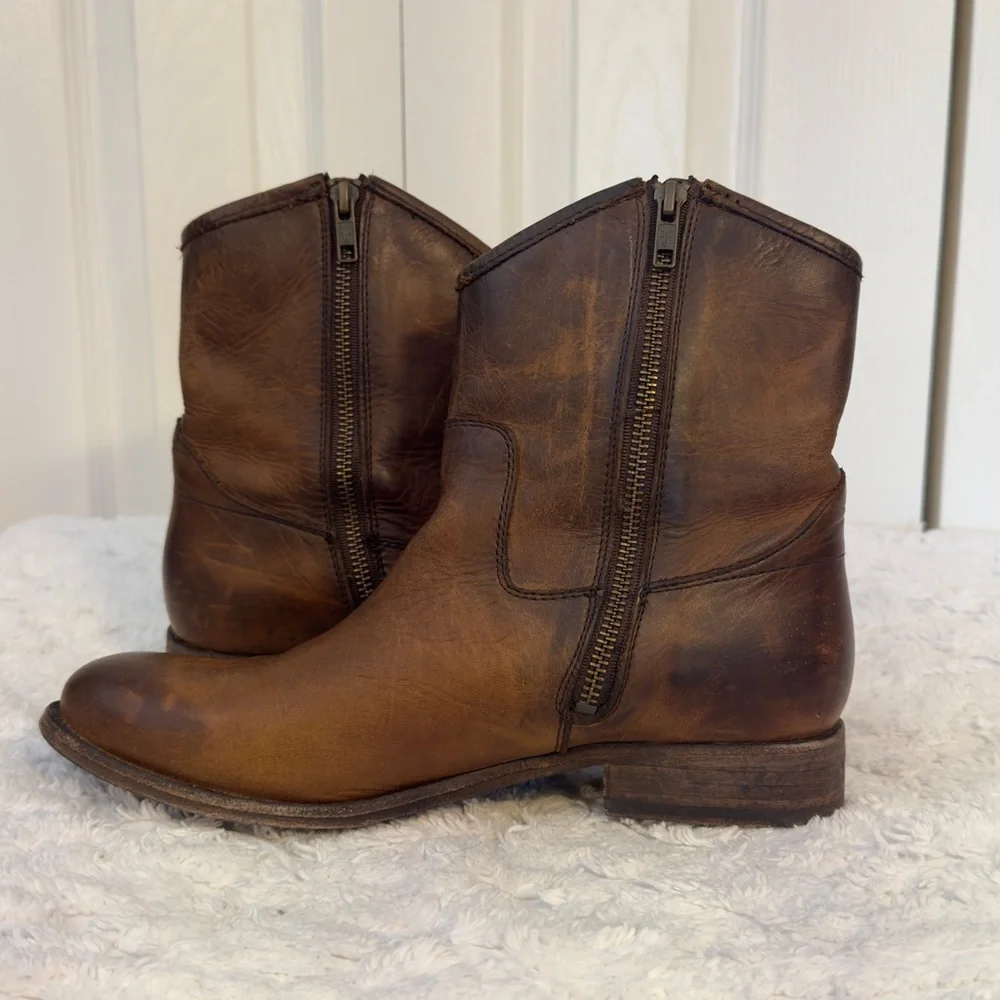 Frye Melissa Button Short Boot. Distressed leather. 8 B. Gently worn - Picture 8 of 13